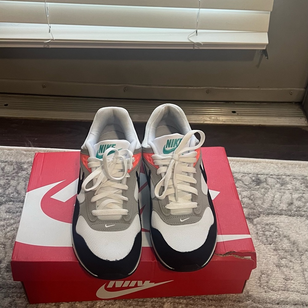 Nike shoes only worn once no scuff marks. Size US 9.5 in Women’s.